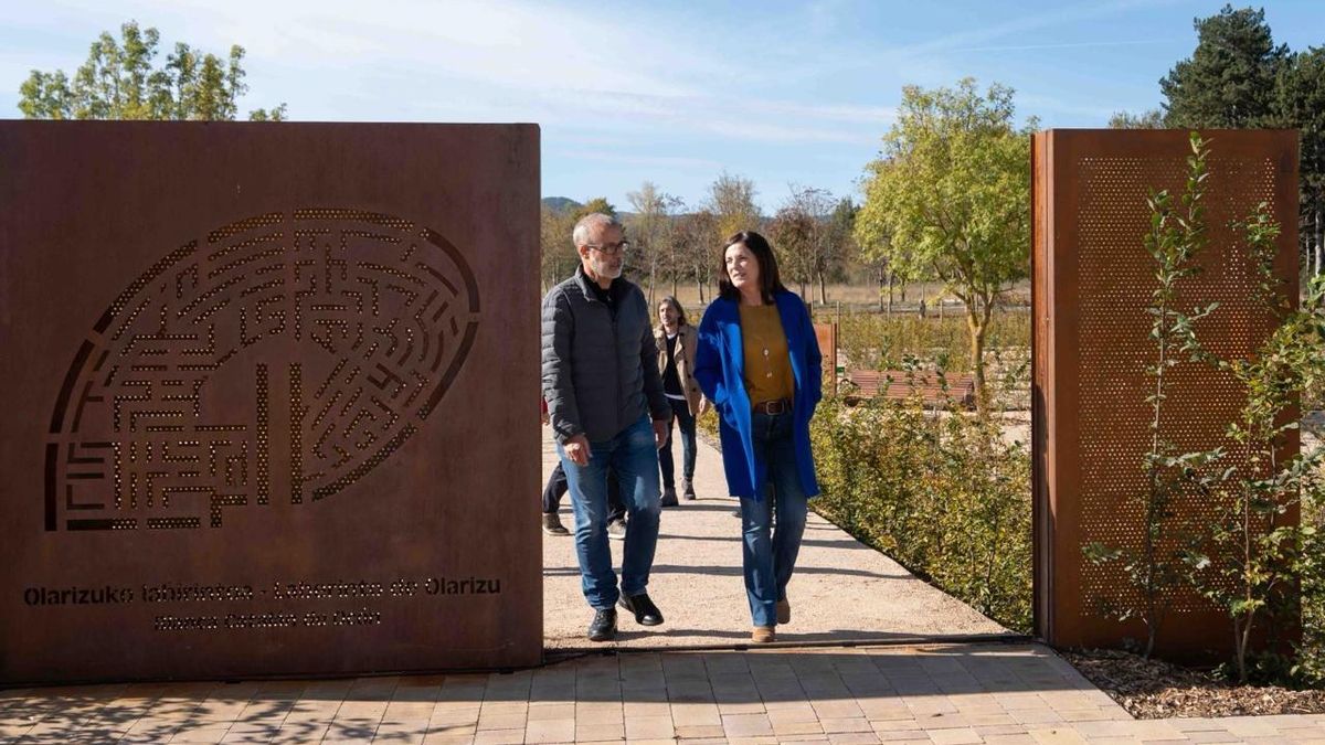Beatriz Artolazabal, con el laberinto, con apenas hojas, al fondo