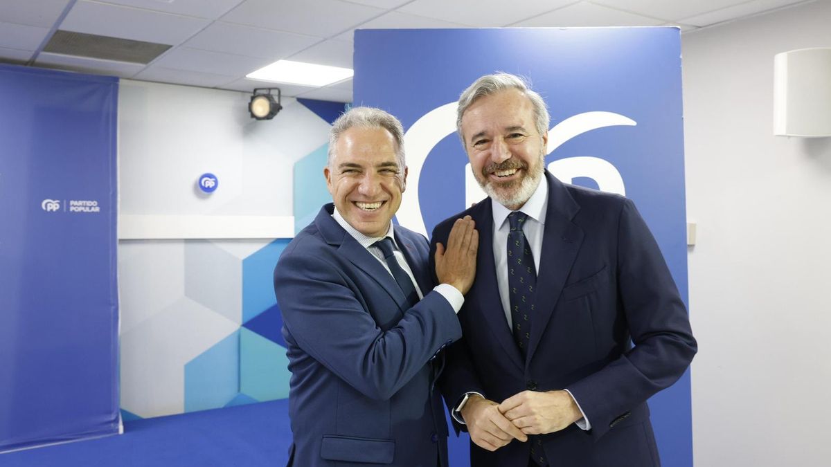 El presidente aragonés, Jorge Azcón, junto al vicesecretario de Coordinación Autonómica y Local del PP, Elías Bendodo, antes de la reunión de trabajo en la sede de los populares en Zaragoza.