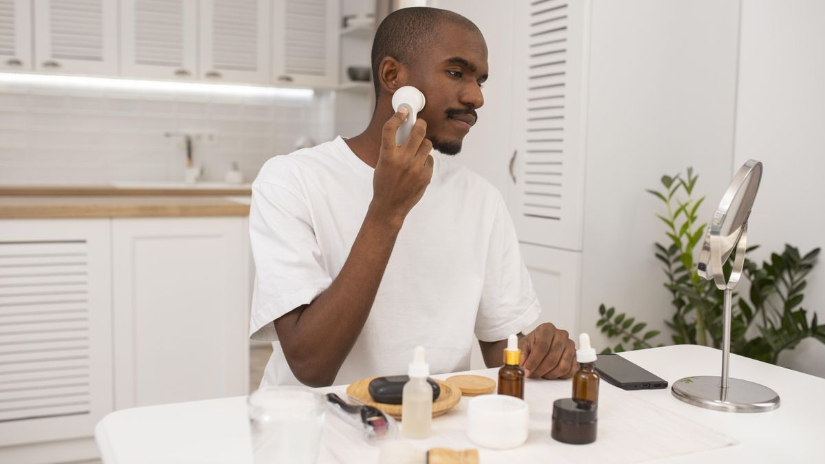 We recommend using products that strengthen the skin barrier and practicing good cleaning habits.