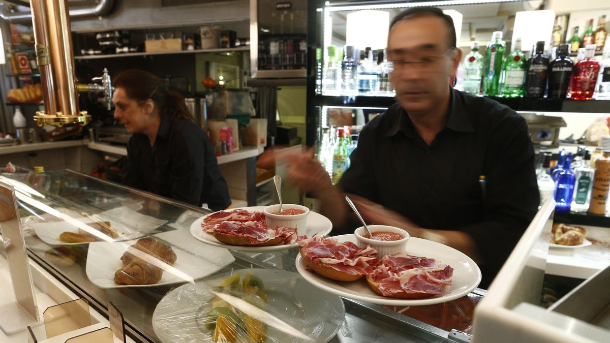 El paro baja en 1.264 personas en marzo en Extremadura gracias al empuje del sector servicios en Semana Santa