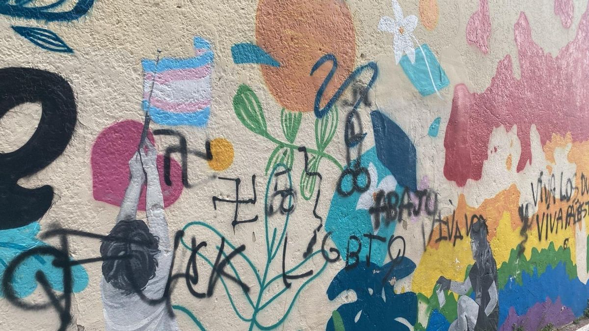 Algunas de las pintadas LGTBIQ+fóbicas en el mural de Gandia.