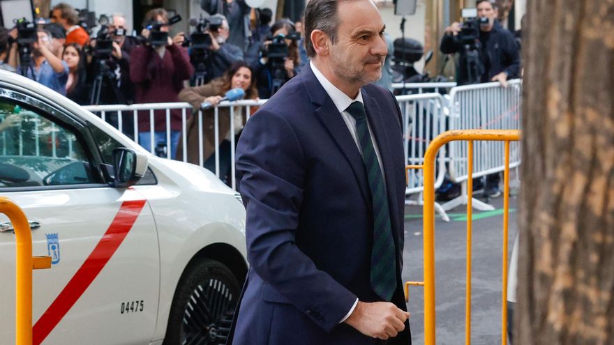 El juez mantiene a Ábalos en libertad tras acogerse a su derecho a no declarar en el Tribunal Supremo