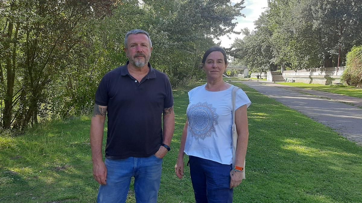 Ignacio Chavarría y Cristina Flantains, dos integrantes de la revista 'Palos de ciego', en el paseo del Bernesga en León.