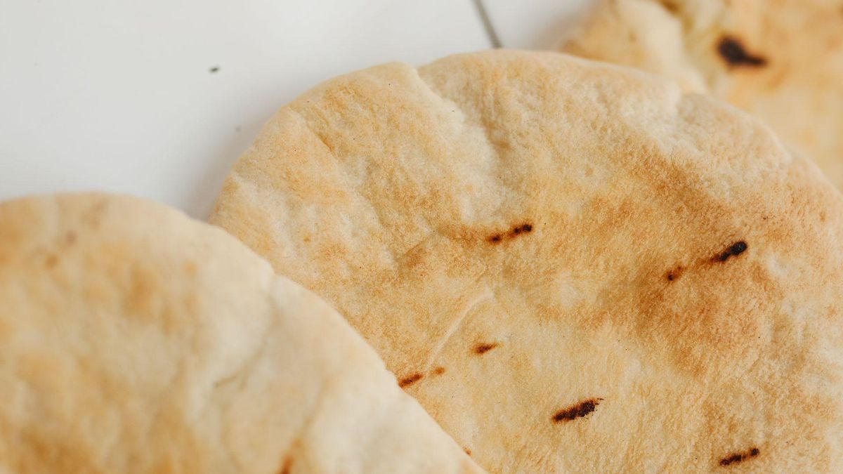 Puedes hornear el pan de pita o tostarlo en la sartén