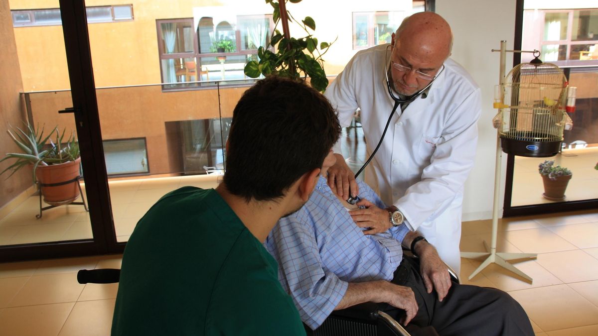 Médico examina a usuario de residencia