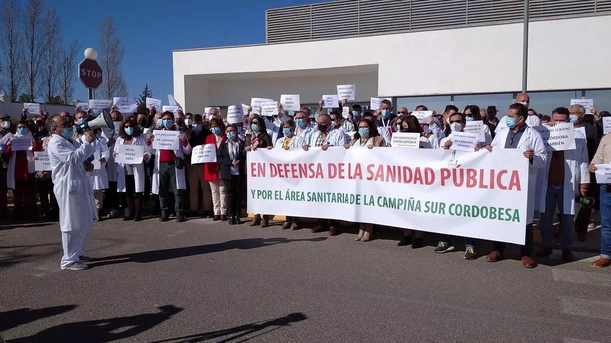 Satse denuncia el traslado del microscopio para operar cataratas de Puente Genil a Cabra