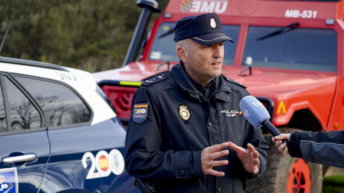 El portavoz de la Jefatura Superior de Policía de Asturias, Ignacio Alonso de la Torre, atiende a los medios de comunicación, en Berbes (Ribadesella).