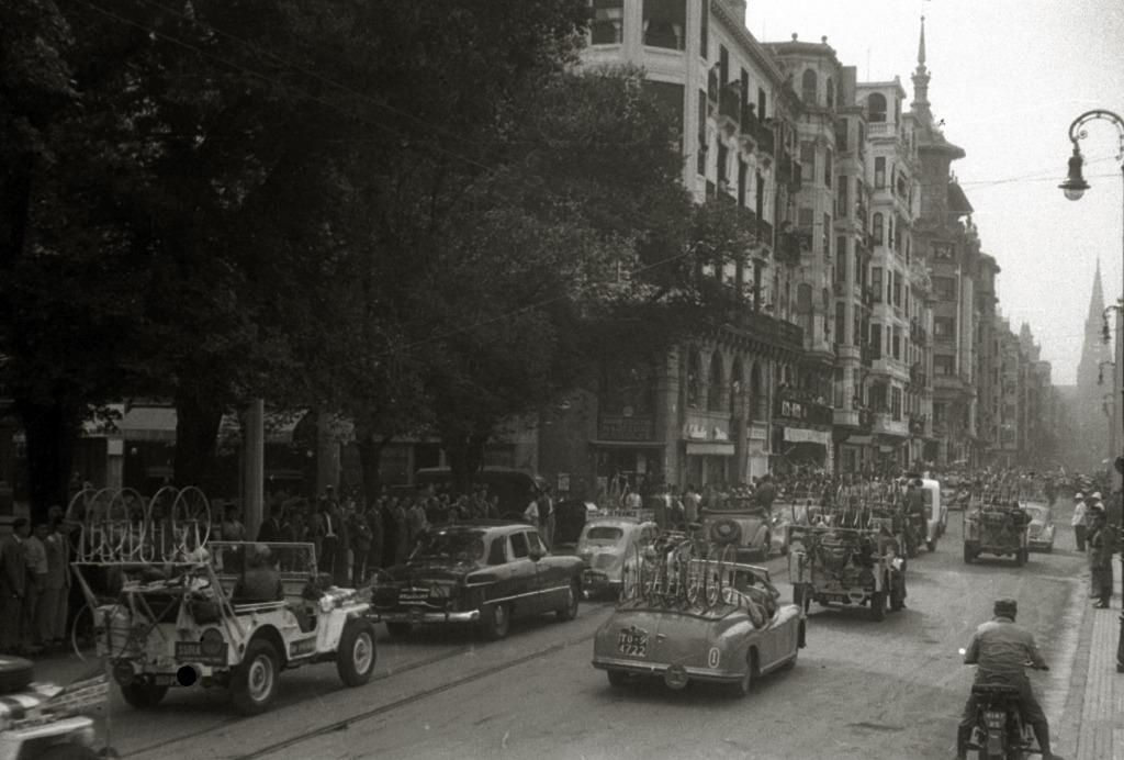 Los coches de los equipos, con las bicicletas de repuesto