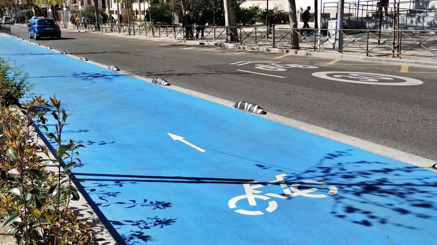 Cómo es el nuevo gran carril bici de Madrid que abre en La Castellana: azul, doble y con un problema que lo ralentiza