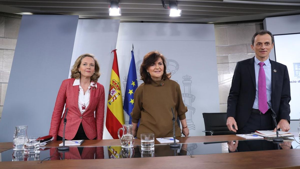 La ministra de Economía, Nadia Calviño (i), junto a la viceprensidenta, Carmen Calvo, y el ministro de Ciencia, Pedro Duque.