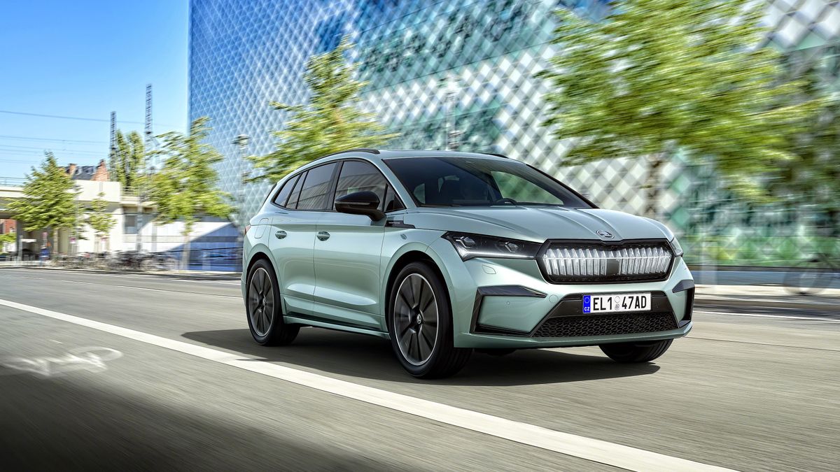 Tres cuartos delantero del Skoda Enyaq iV.