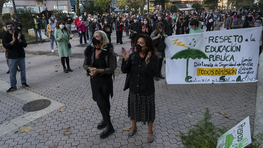 Docentes cántabros aplauden mientras reclaman la dimisión de la consejera de Educación.