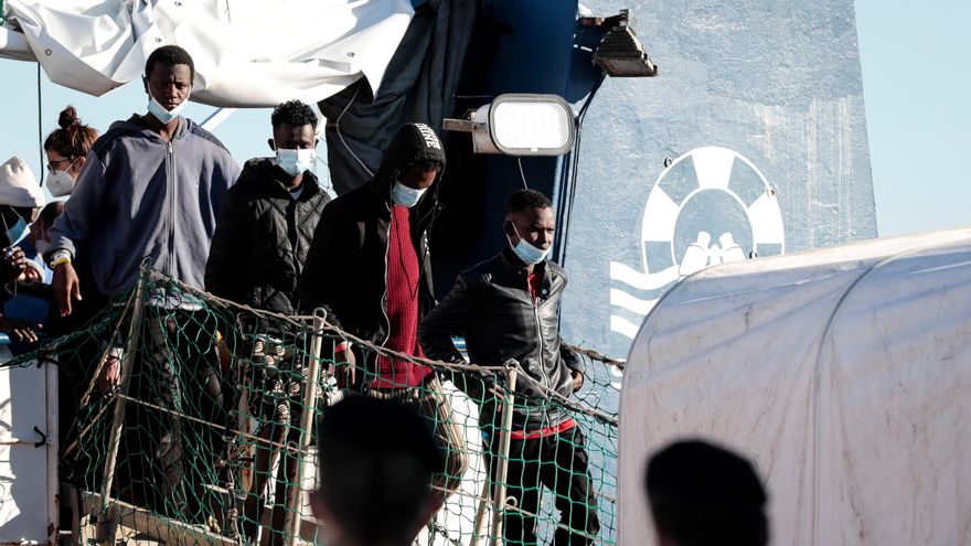 Los 440 migrantes salvados por el Sea Watch empiezan a desembarcar en Italia
