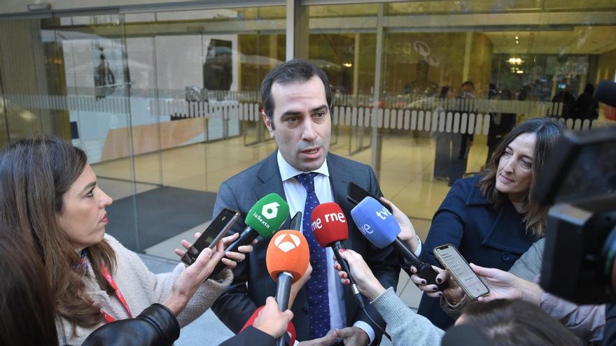 El ministro de Economía y Comercio, Carlos Cuerpo, atiende a los medios a su llegada al 12º Congreso Anual de Multinacionales con España.