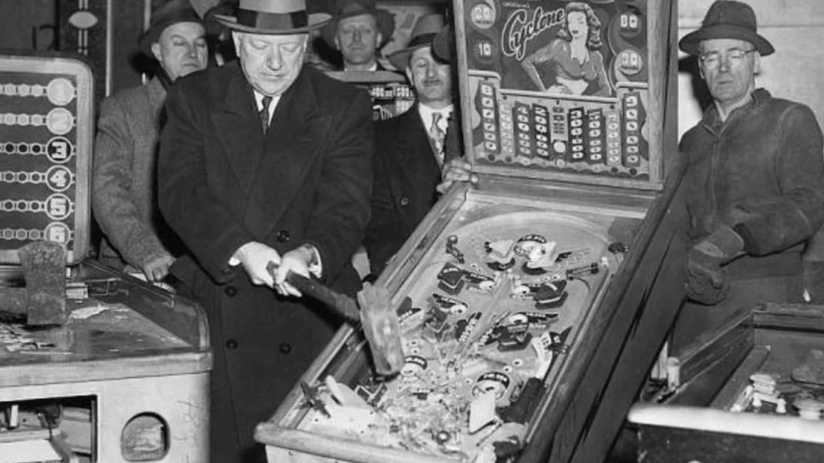 A principios de los 40 en Estados Unidos se inició una cruzada contra los pinballs. Lo consideraban parte de la "timba", rubro que controlaba Al Capone.
