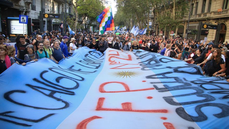 El Gobierno acusa el golpe y se ataja al reafirmar su "defensa" de la educación pública