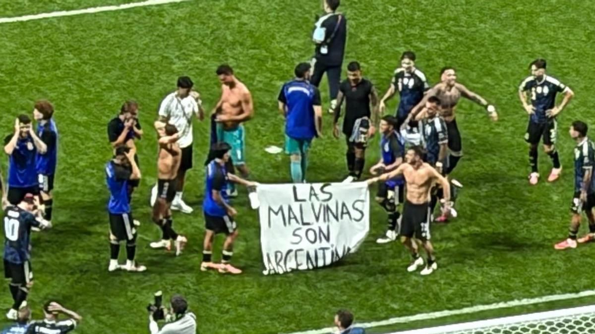 Los jugadores con la bandera.