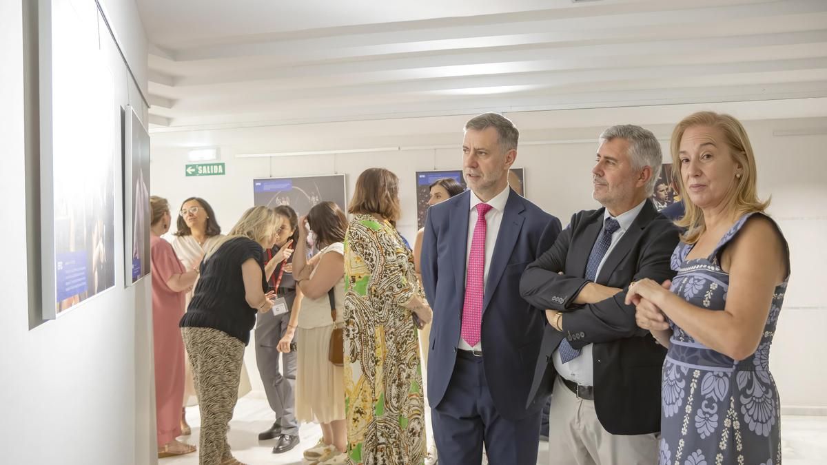 Un total de 25 fotografías repasan en una exposición los 75 años del FIS.