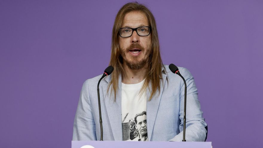 El secretario de Organización y portavoz de Podemos, Pablo Fernández, ofrece una rueda de prensa para comentar la actualidad.