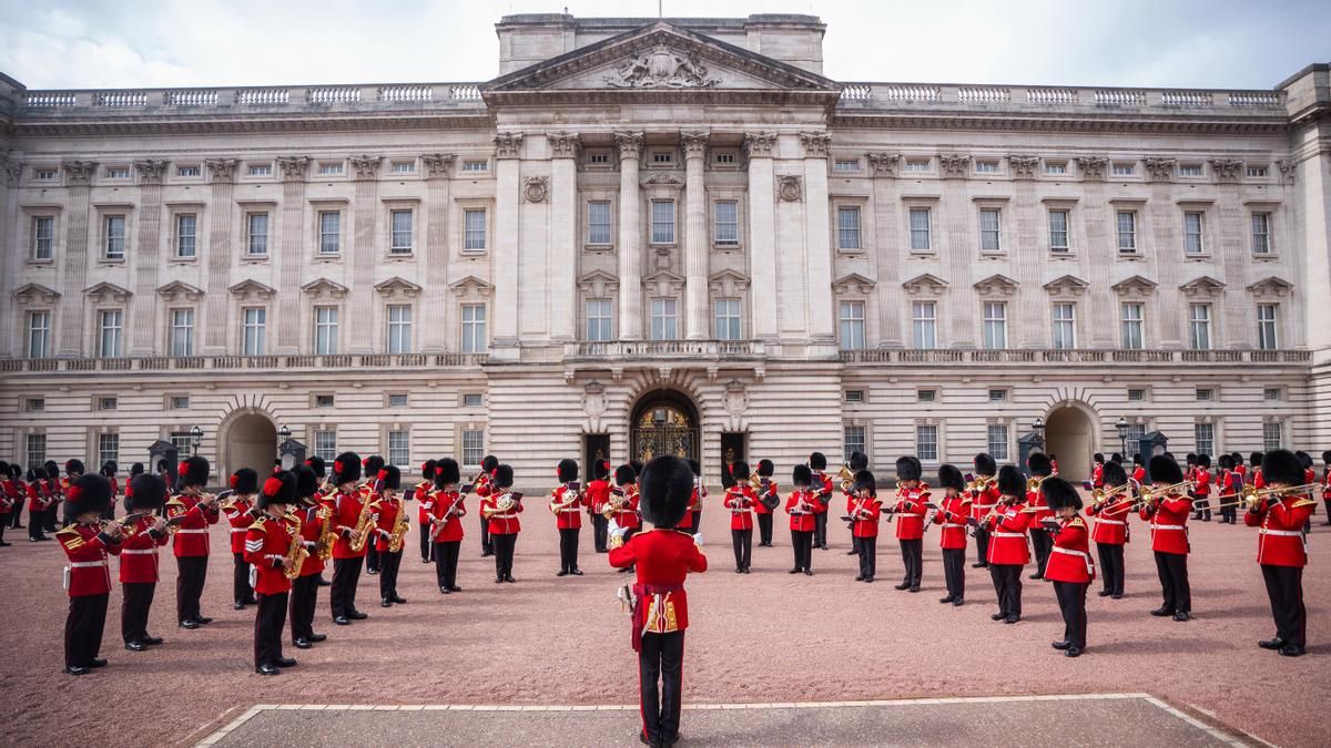 La banda de la Guardia Coldstream toca una versión de '9 to 5' en honor a Dolly Parton ante el Palacio de Buckingham
