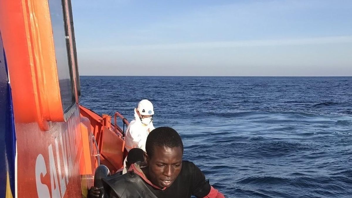 Ascienden a seis los inmigrantes heridos rescatados en las últimas pateras en el Estrecho