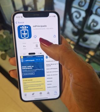 Una usuaria con la aplicación en el móvil.