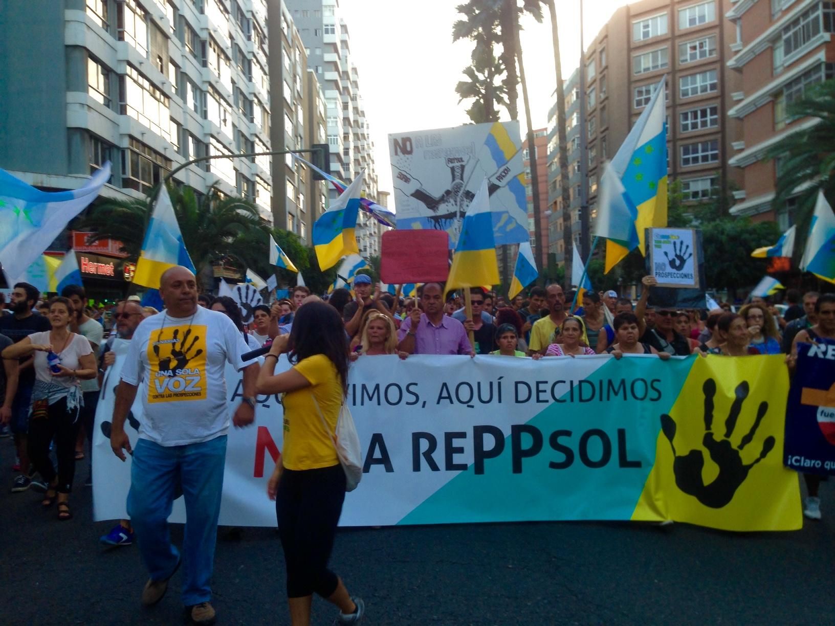 Manifestaciones contra las prospecciones petrolíferas de Repsol en aguas cercanas a Canarias.