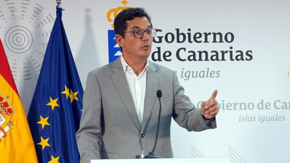 El consejero de obras públicas llama "fake" el traspaso de puertos y helipuertos pese a ser una reivindicación del Gobierno canario