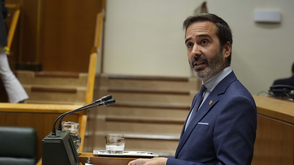 El consejero socialista Hurtado insiste en que el PNV ha actuado de modo "unilateral" con el euskera
