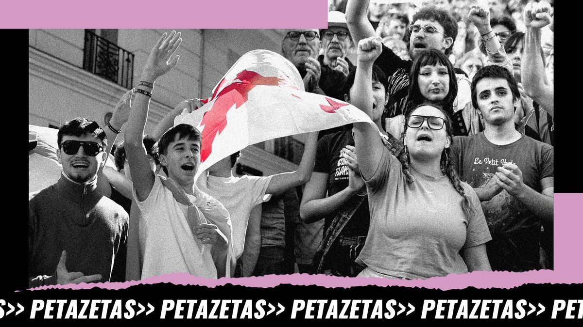 Composición de dos fotografías: a la izquierda jóvenes increpan a los acampados en Sol este 12 de octubre, a la derecha jóvenes se manifiestan por el derecho a la vivienda en Sevilla