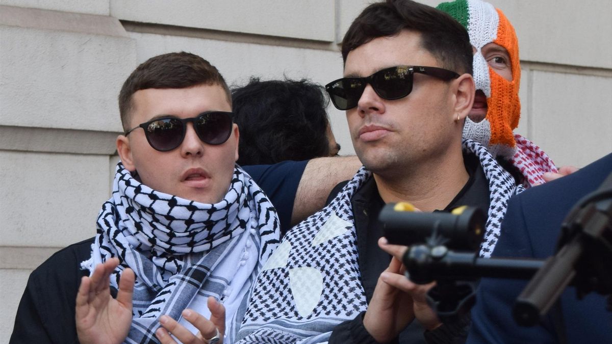 Mo Chara, Moglai Bap y DJ Provai (con careta), del grupo Kneecap, hablan delante de un tribunal de Londres el 18 de junio.