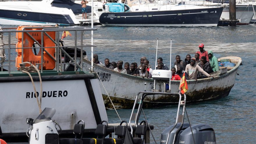 Migrantes en un cayuco al sur de Tenerife