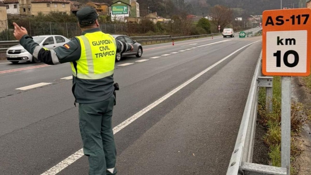 La Guardia Civil de Asturias investiga a un conductor por bloquear la vía férrea al abandonar el vehículo tras un accidente