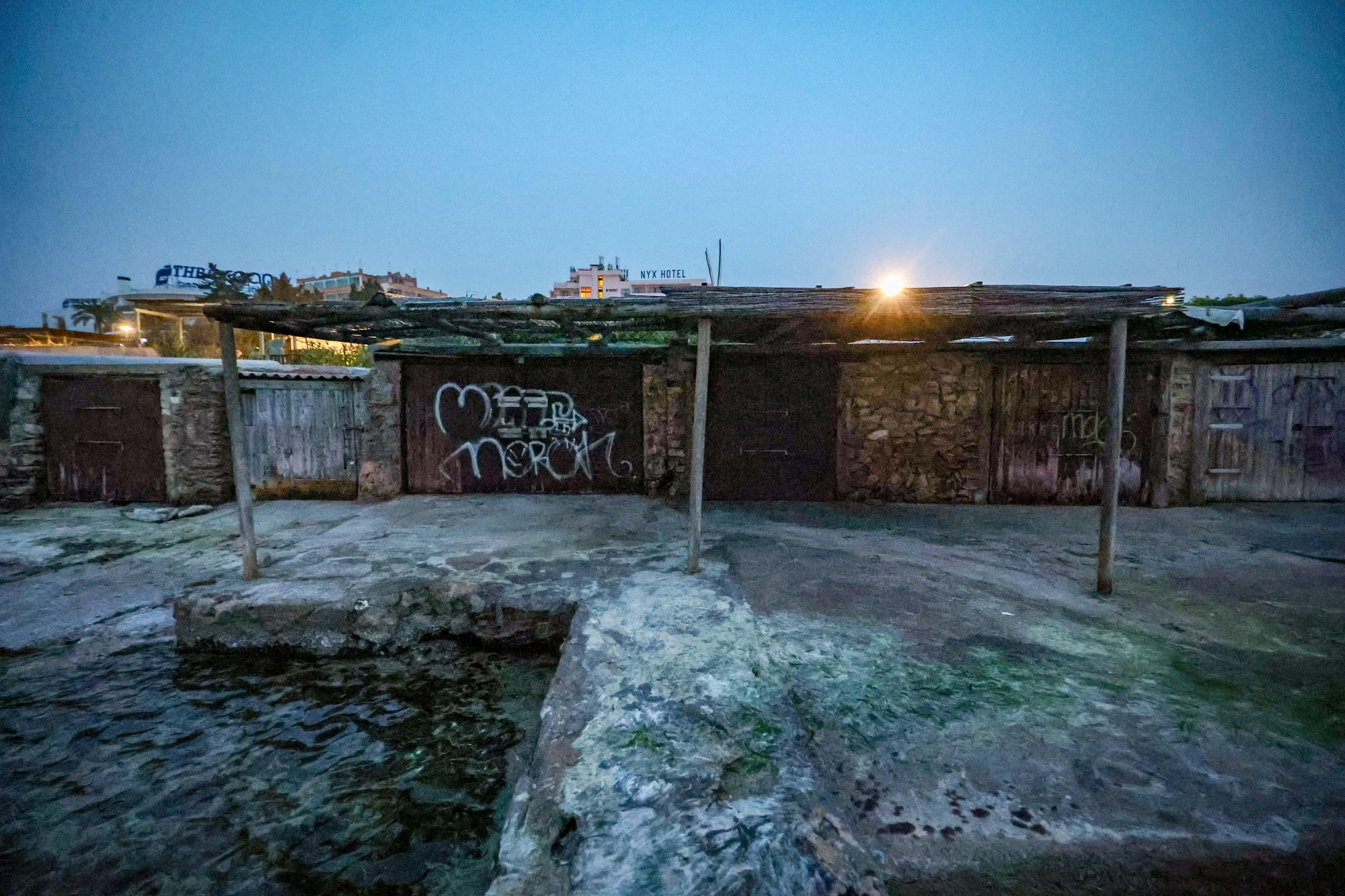 Las construcciones están ubicadas en la bahía de Portmany