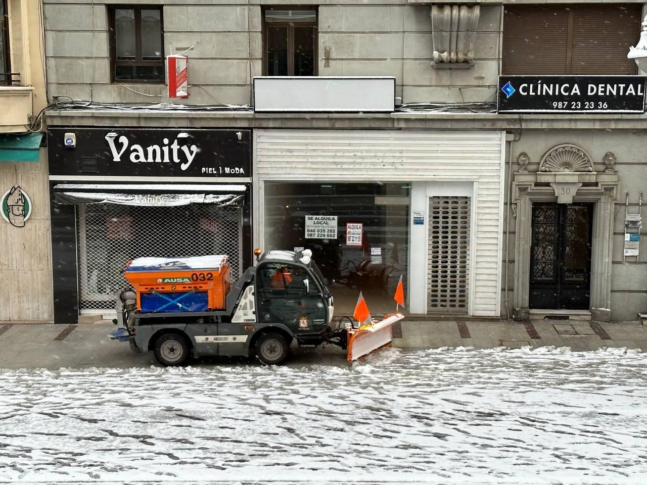 Máquina quitanieves pasando por Ordoño II