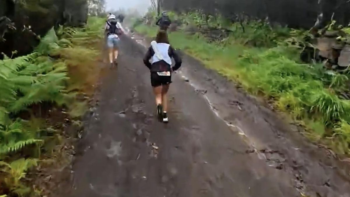 Corredores de la Transvulcania,  en la mañana de este sábado, en la Pista de la Hilera  (imagen captada de la retransmisión oficial)