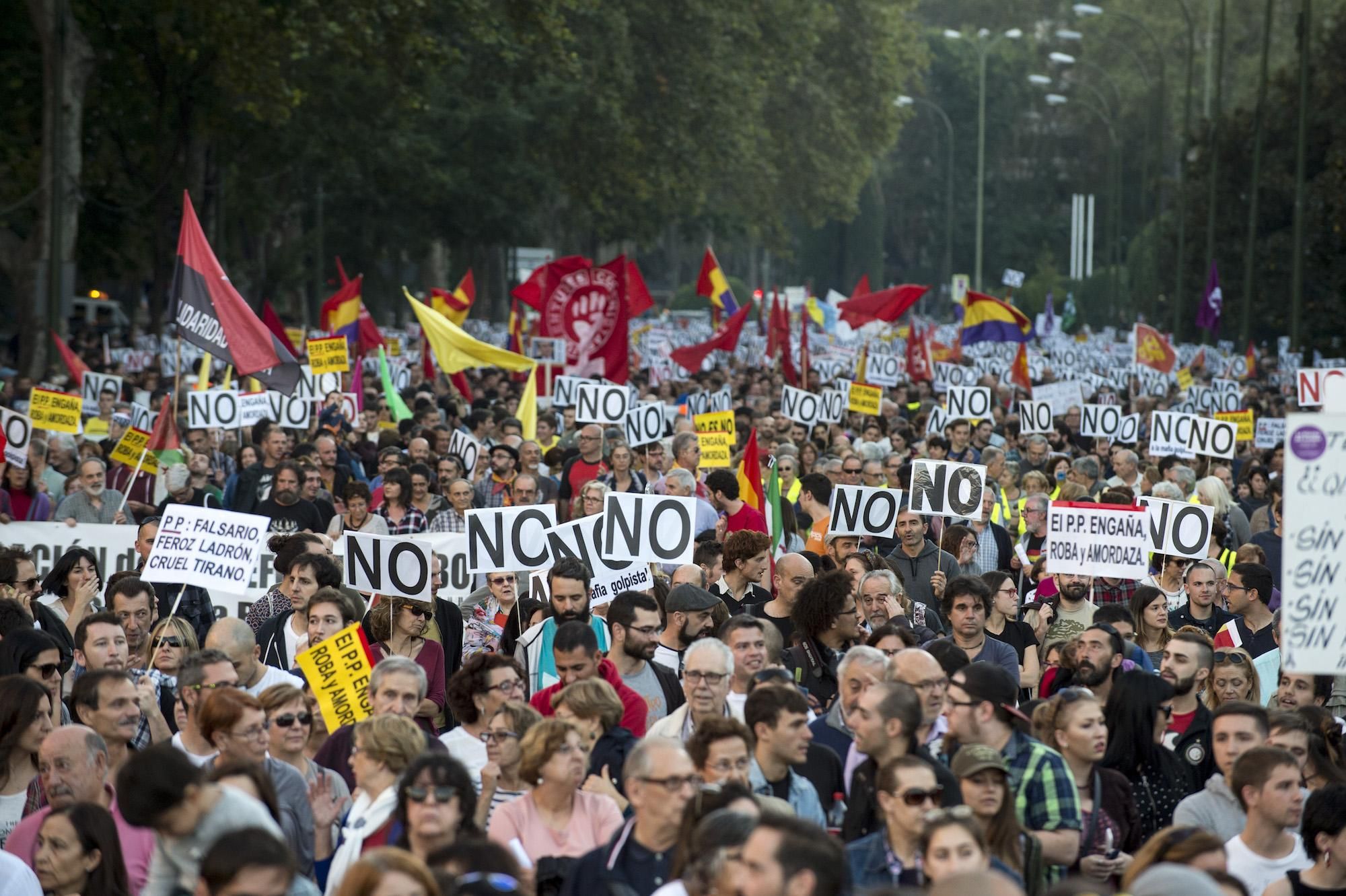 Centenares de manifestantes abarrotan el céntrico Paseo del Prado de Madrid, con numerosas pancartas del NO