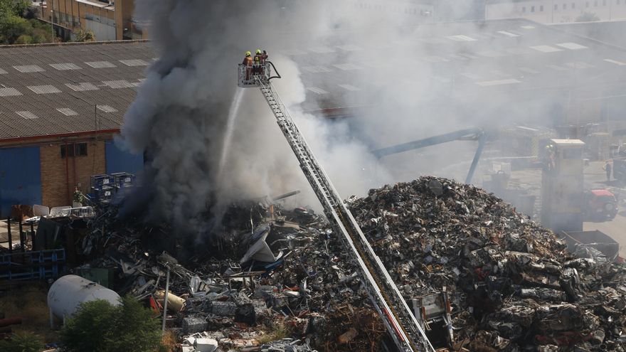El aparatoso incendio de chatarra en Solanas, en imágenes