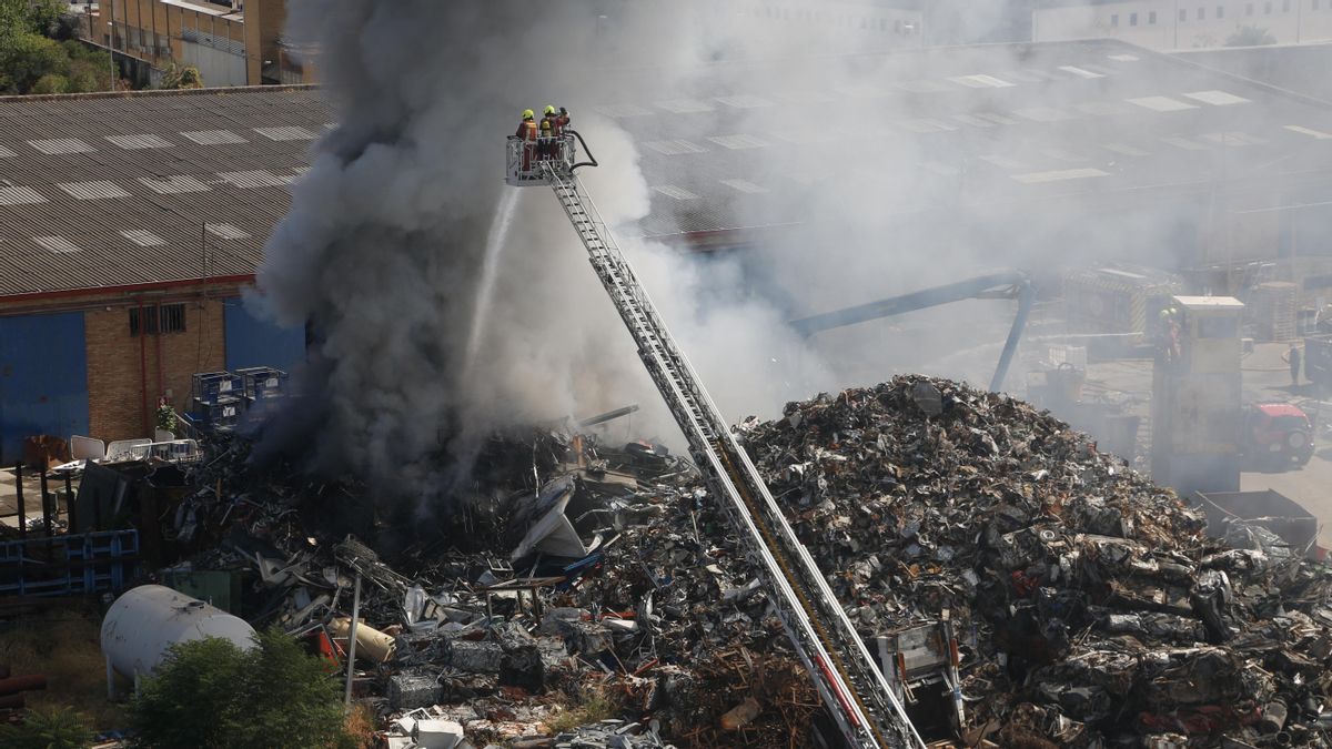 Los bomberos acuden a sofocar un aparatoso incendio de chatarra en los terrenos de la empresa Solanas