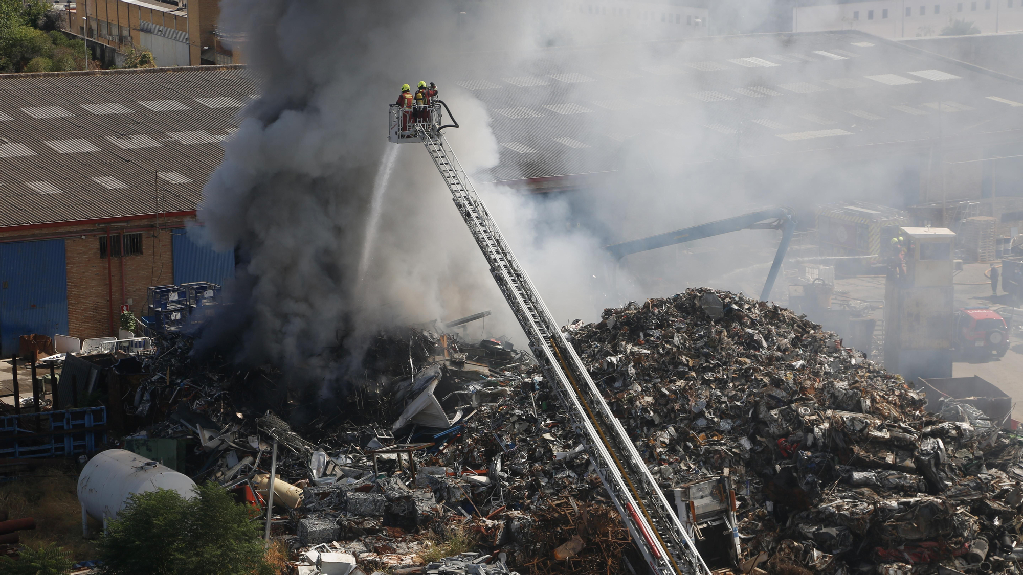 Los bomberos acuden a sofocar un aparatoso incendio de chatarra en los terrenos de la empresa Solanas