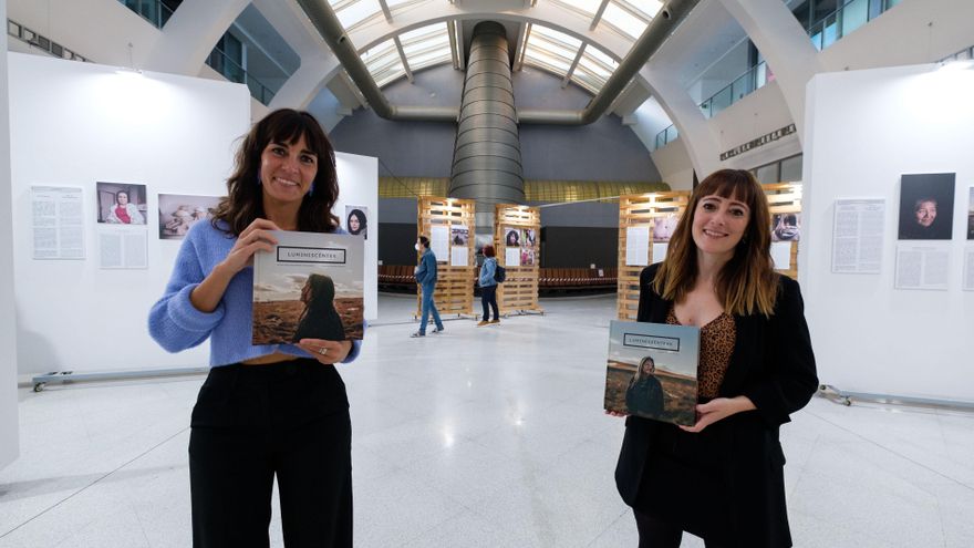 La periodista Igone Mariezkurrena y la fotógrafa Irantzu Pastor durante la presentación del proyecto en Bilbao
