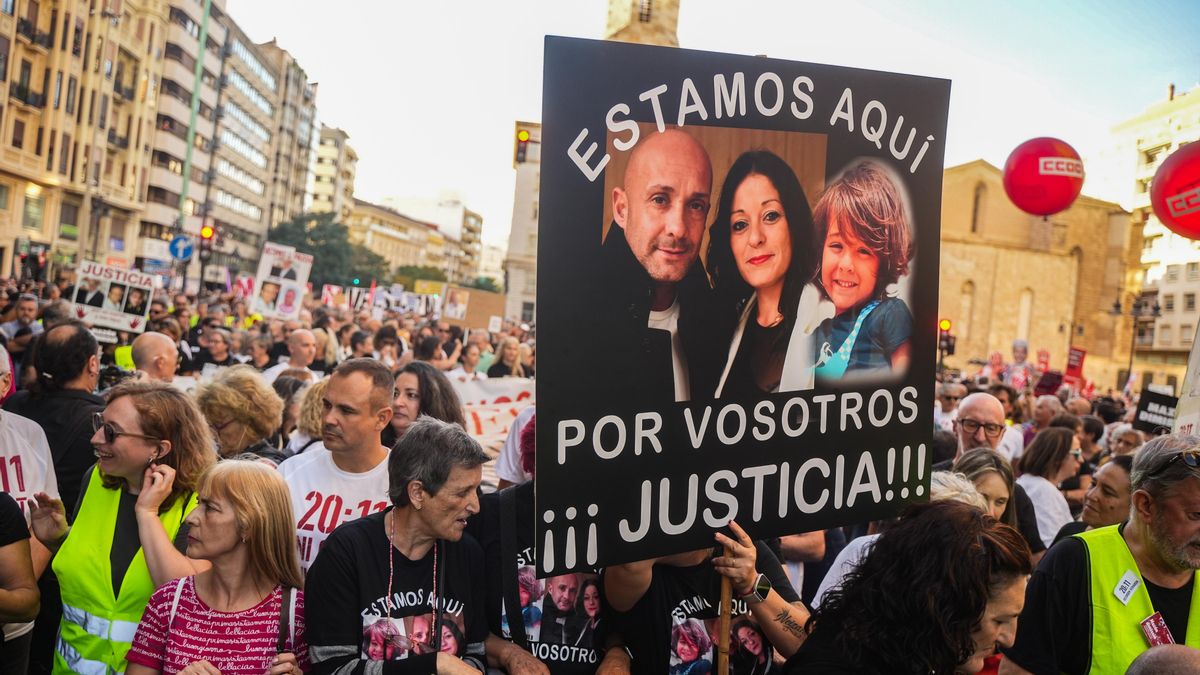 Varias personas con pancartas de las personas fallecidas durante la dana