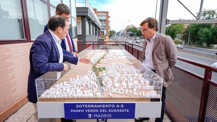 Almeida arranca en la A-5 su mayor obra improvisando peticiones y sin cerrar el plan de movilidad con Óscar Puente