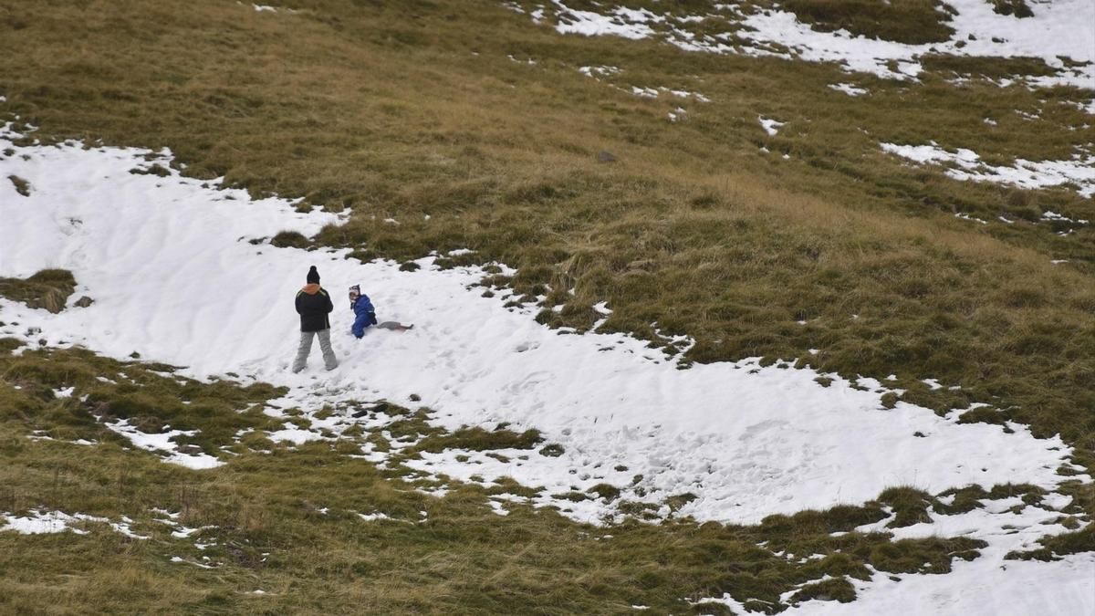 Imagen de archivo de nieve en la estación de esquí de Astún, a 5 de noviembre de 2023, en Huesca, Aragón