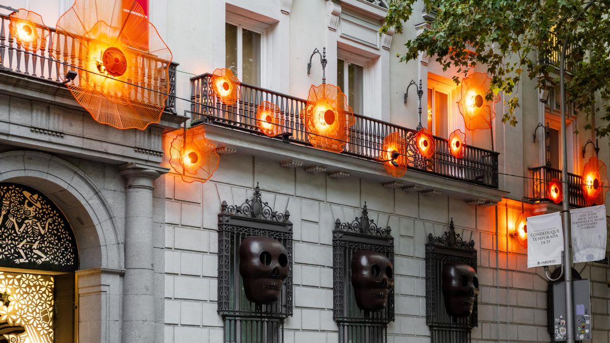 Fachada de la Casa de México por el Día de Muertos 2024