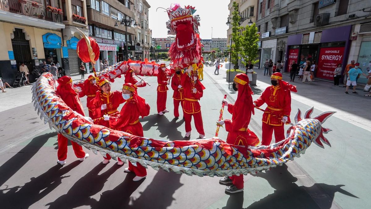 Desfile del Dragón y la Danza del León a cargo del Instituto Confucio de la Universidad de León.