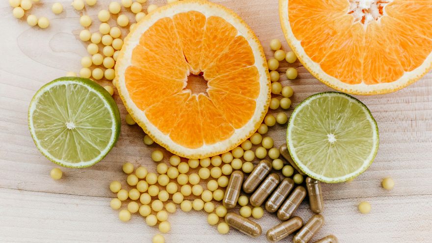 La convivencia entre medicamentos y alimentos, ¿cuándo se pueden consumir juntos y cuándo no?