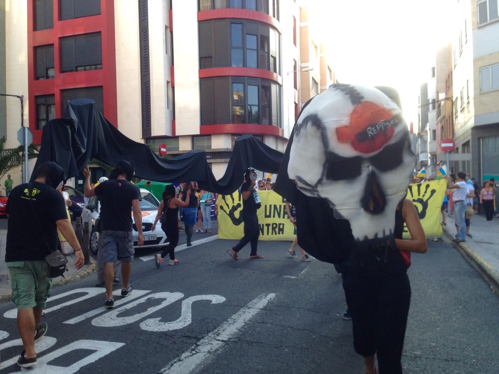 Manifestaciones contra las prospecciones petrolíferas de Repsol en aguas cercanas a Canarias.