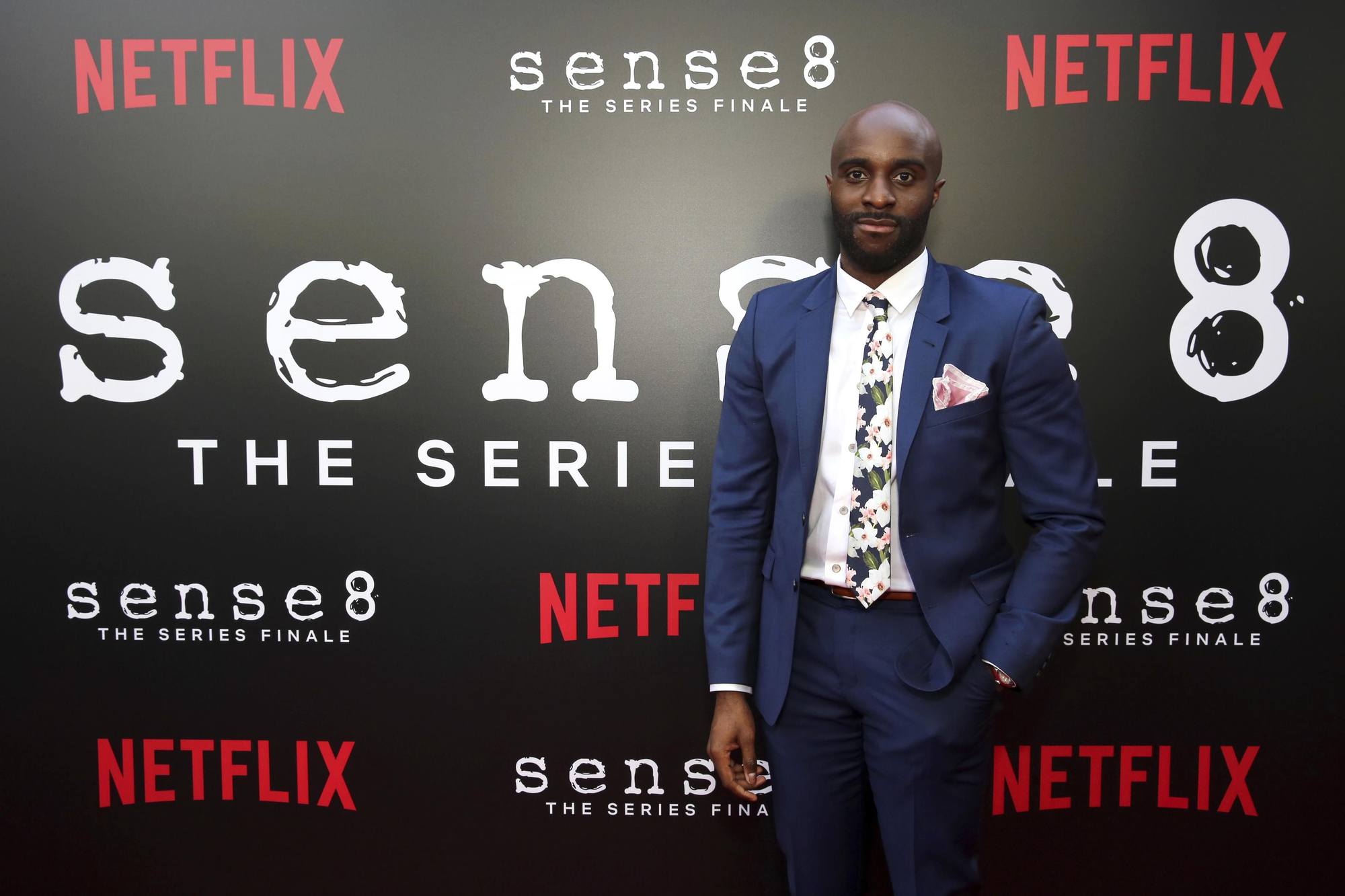 El actor Toby Onwumere en la première de Sense8