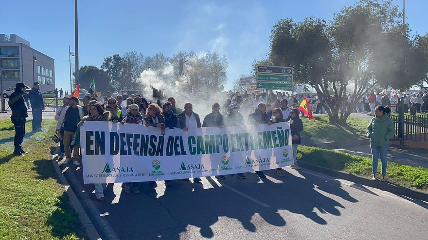 Centenares de agricultores salen a la calle en Mérida para pedir más ayudas